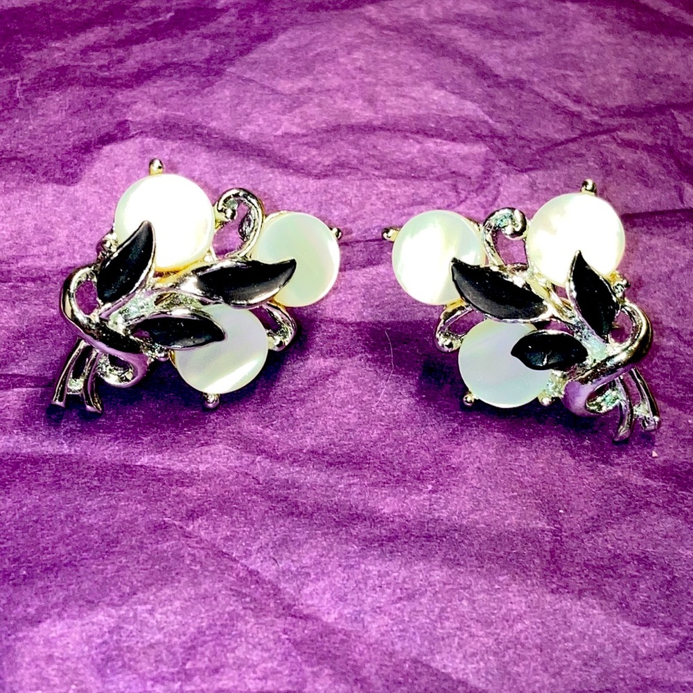 Vintage screwback earrings with mother of pearl